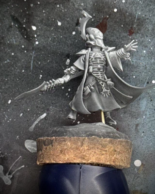 A tiny lil guy, possibly true 28mm scale unlike most modern minis from The Company. His adorable little hand is raised as though to reach out and softly, softly brush the hair from your face… wait, what was I saying? Eldar Farseer with a spear. That’s what I meant.