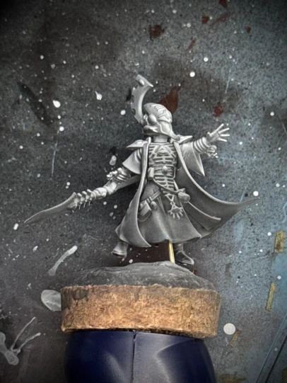 A tiny lil guy, possibly true 28mm scale unlike most modern minis from The Company. His adorable little hand is raised as though to reach out and softly, softly brush the hair from your face… wait, what was I saying? Eldar Farseer with a spear. That’s what I meant.