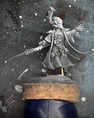 A tiny lil guy, possibly true 28mm scale unlike most modern minis from The Company. His adorable little hand is raised as though to reach out and softly, softly brush the hair from your face… wait, what was I saying? Eldar Farseer with a spear. That’s what I meant.