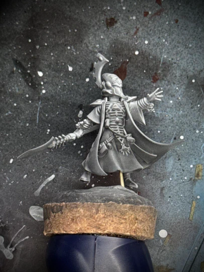 A tiny lil guy, possibly true 28mm scale unlike most modern minis from The Company. His adorable little hand is raised as though to reach out and softly, softly brush the hair from your face… wait, what was I saying? Eldar Farseer with a spear. That’s what I meant.