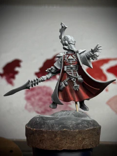 The tabard… smock?… of the tiny man has a variety of Reds applied, in a manner that suggests that many, many hours of blending lie ahead, all for an area approximately the size of one (1) human thumbnail.
