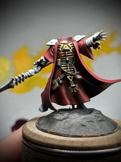 The little man now has some little bags and little gems. Also: is headless (ideally temporarily).
