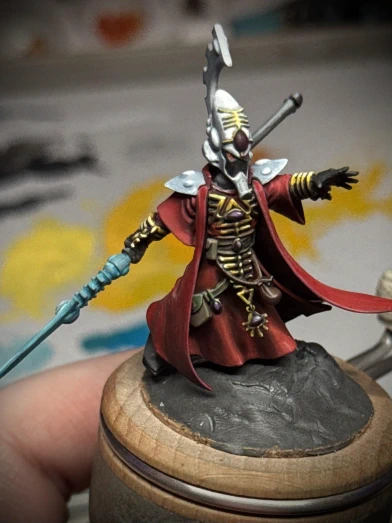 A sketchy start to trying to make a contrasty scale-appropriate pearlescent white on the shoulder-pads and Big Hat. All the more dispiriting as the zenithal underpainting was a lovely smooth white. But not an _appropriate_ smooth white.