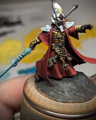 A sketchy start to trying to make a contrasty scale-appropriate pearlescent white on the shoulder-pads and Big Hat. All the more dispiriting as the zenithal underpainting was a lovely smooth white. But not an _appropriate_ smooth white.