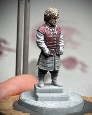 Starting to pick out the jerkin volumes in pinks and reds, trying to give the impression that the patterning around his neck is traced out in gold.