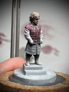 Starting to pick out the jerkin volumes in pinks and reds, trying to give the impression that the patterning around his neck is traced out in gold.
