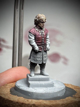 Starting to pick out the jerkin volumes in pinks and reds, trying to give the impression that the patterning around his neck is traced out in gold.