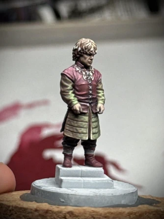 Only the plinth and ‘boot ribbons’ now have no colour at all.