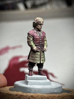 Only the plinth and ‘boot ribbons’ now have no colour at all.
