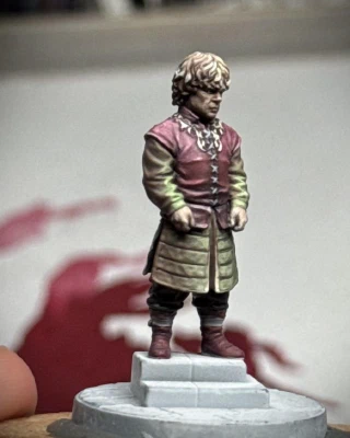 Only the plinth and ‘boot ribbons’ now have no colour at all.