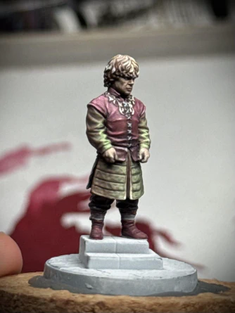 Only the plinth and ‘boot ribbons’ now have no colour at all.