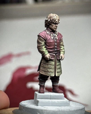 Only the plinth and ‘boot ribbons’ now have no colour at all.