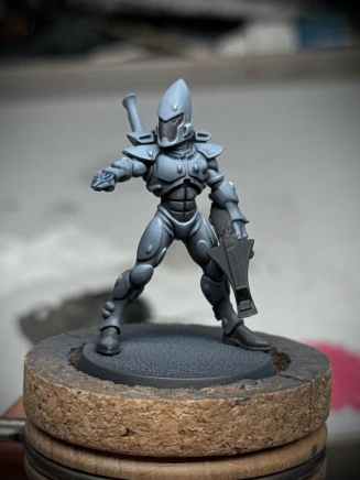 A friendly neighbourhood space elf (definitely not a cop) in blue-grey with black accents. This was a test to see if minimal base colours just shaded and highlighted to accentuate the model’s sculpted volumes would look good without further futzing. I think it works.