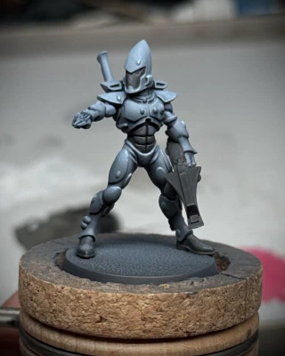 A friendly neighbourhood space elf (definitely not a cop) in blue-grey with black accents. This was a test to see if minimal base colours just shaded and highlighted to accentuate the model’s sculpted volumes would look good without further futzing. I think it works.