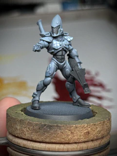 An infinity rune has been painted onto the upper thigh of the right leg and the diamond pattern from the chest continued onto the left pauldron. It’s ‘more’, but I think it may lead to a lesser overall effect?
