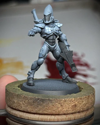 An infinity rune has been painted onto the upper thigh of the right leg and the diamond pattern from the chest continued onto the left pauldron. It’s ‘more’, but I think it may lead to a lesser overall effect?