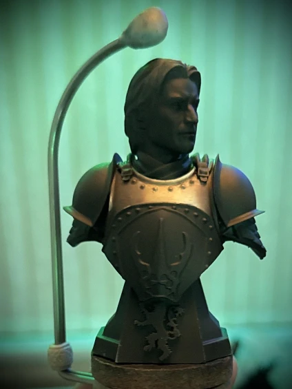 The bust of Jamie Lannister now has the upper part of its breastplate highlighted with a mix of browns and ivories, attempting to mimic the look of a reflective metal.