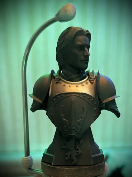 The bust of Jamie Lannister now has the upper part of its breastplate highlighted with a mix of browns and ivories, attempting to mimic the look of a reflective metal.