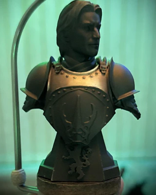 The bust of Jamie Lannister now has the upper part of its breastplate highlighted with a mix of browns and ivories, attempting to mimic the look of a reflective metal.