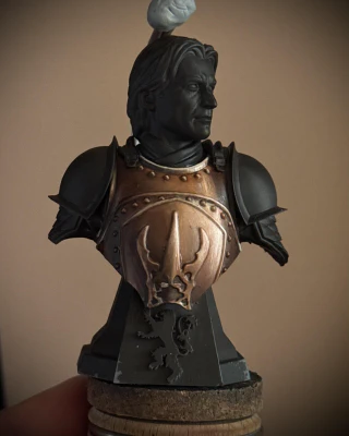 Some progress towards the gold (more ‘bronze’ at the moment, if anything) of the breastplate on the Jaime bust. Major ‘reflections’ to the upper and mid right of the photo, some initial bounce reflections from the lower left.