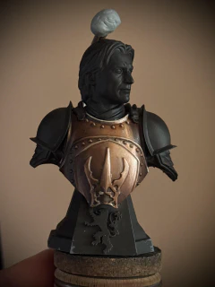 Some progress towards the gold (more ‘bronze’ at the moment, if anything) of the breastplate on the Jaime bust. Major ‘reflections’ to the upper and mid right of the photo, some initial bounce reflections from the lower left.
