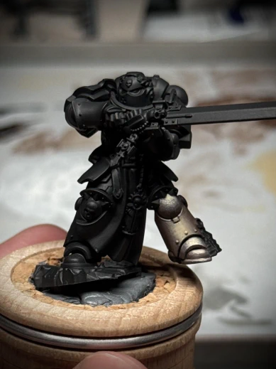 Little Fancy Man ™️ now has additional paint up to his kneecap, the start of stippled approach to blending applied to knee and foot. It lends a high-contrast but dingy look to his armour.