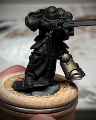 Little Fancy Man ™️ now has additional paint up to his kneecap, the start of stippled approach to blending applied to knee and foot. It lends a high-contrast but dingy look to his armour.