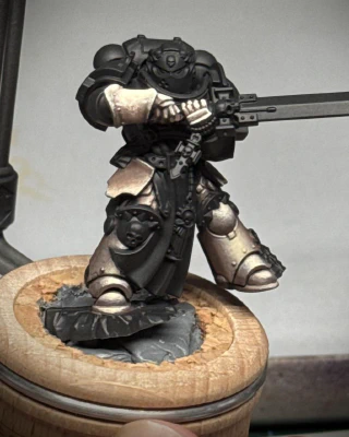 Slowly moving up the mini, picking out more of the armour. Its gauntlets now have the same stippled ivory, with a slightly brighter highlight.