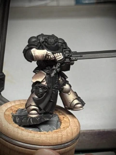 Slowly moving up the mini, picking out more of the armour. Its gauntlets now have the same stippled ivory, with a slightly brighter highlight.
