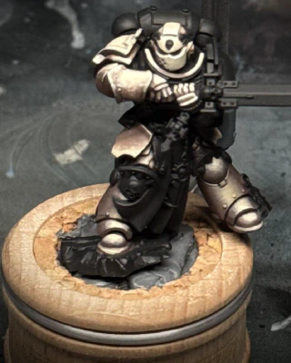 The front of the mini now has the majority of the ‘bone-coloured’ armour sketched in… we shall not speak here of the rear. I think I’ve gone a step too bright for the upper half, but it can be filtered down.