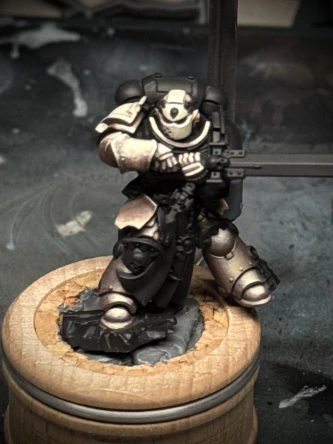 The front of the mini now has the majority of the ‘bone-coloured’ armour sketched in… we shall not speak here of the rear. I think I’ve gone a step too bright for the upper half, but it can be filtered down.