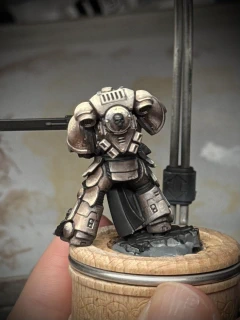 As grim and dark a posterior as John Warhammer ever could have dreamed. I’m trying for a beaten-up pearlescent effect rather than a metallic. I think the secondary reflections on the underside of the pauldrons are doing the heavy lifting at the moment.
