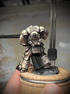 As grim and dark a posterior as John Warhammer ever could have dreamed. I’m trying for a beaten-up pearlescent effect rather than a metallic. I think the secondary reflections on the underside of the pauldrons are doing the heavy lifting at the moment.
