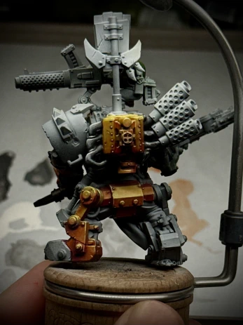 Almost astonishingly dark orange shades creep up the rear of the mini as the author screams yellow, yellow, put down the red paint you fool, yellow! into the storm.