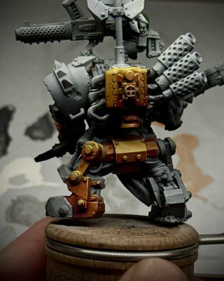 Almost astonishingly dark orange shades creep up the rear of the mini as the author screams yellow, yellow, put down the red paint you fool, yellow! into the storm.