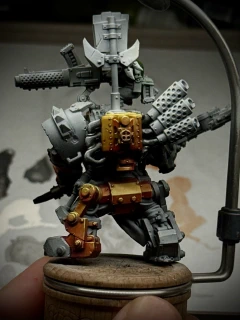 Almost astonishingly dark orange shades creep up the rear of the mini as the author screams yellow, yellow, put down the red paint you fool, yellow! into the storm.
