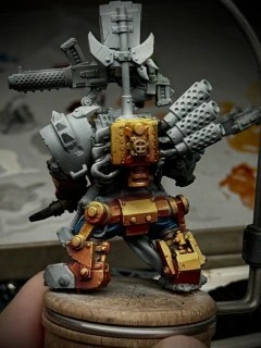 A single actually-yellow heel highlight added and, if you squint, the rest of it may start to look like the same colour but in shade/lit by a secondary source?
