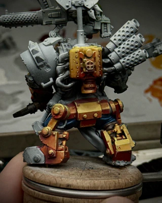 A single actually-yellow heel highlight added and, if you squint, the rest of it may start to look like the same colour but in shade/lit by a secondary source?