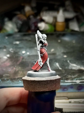 A side view of the same lady (not a bug) showing the extent of the yellow in the highlights, the blue in the shadows, against a red midtone.