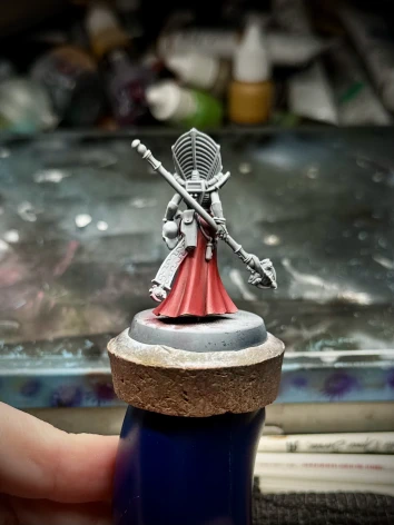 The flowing train of the rear of the model hopefully distracts from the absolute carnage of my painting desk that I’m only now realising is clearly visible in the background of the shot, strewn with paint pots, tubes and brushes.