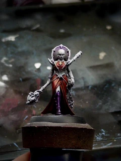 Bug Lady returns (not a bug)! She now has some shiny boots of an entirely unsuitable pink-and-purple-highlighted black. Just wait until the non-metallics are started to really throw the colour balance for a loop…
