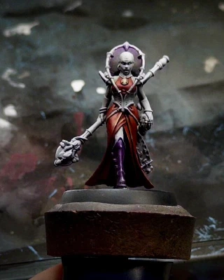 Bug Lady returns (not a bug)! She now has some shiny boots of an entirely unsuitable pink-and-purple-highlighted black. Just wait until the non-metallics are started to really throw the colour balance for a loop…