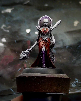 Bug Lady returns (not a bug)! She now has some shiny boots of an entirely unsuitable pink-and-purple-highlighted black. Just wait until the non-metallics are started to really throw the colour balance for a loop…