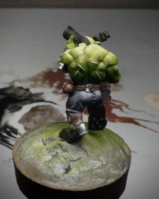 Most of the remaining primed areas on the rear of the mini now have at least a base colour applied. It’s mainly browns for belt and boots, with a few small initial NMM attempts, including a shiny heel plate. The visible patches of metal cranium and gun barrel have been blacked out in preparation.