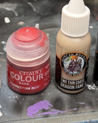 I’ll be using Pro Acryl Bold Titanium White, Citadel Mephiston Red, Dragon Fang and Death Reaper from Two Thin Coats.