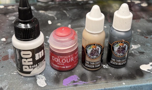 I’ll be using Pro Acryl Bold Titanium White, Citadel Mephiston Red, Dragon Fang and Death Reaper from Two Thin Coats.