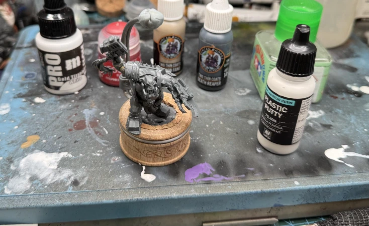 Tool assembly: plastic putty, plastic cement, lil plastic guy. Also: paints 👉