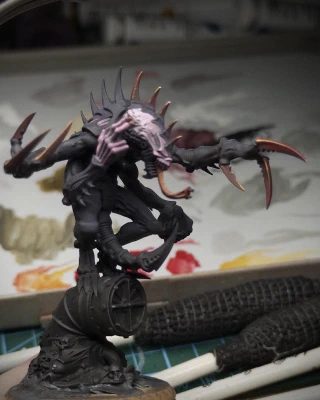 Attempting to make the spiky bits look spikier using orange-into-yellow edge highlights. A couple of tiny, pure white dots have been added to the tips of the uppermost-facing points.