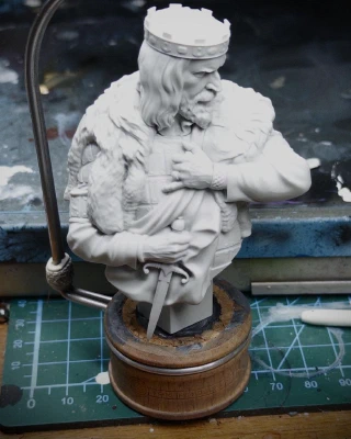 Macbeth! Hot potato, orchestra stalls, Puck will make amends! (A large newly-assembled resin bust of the Scottish gentleman. All knives and shawls and crown.)