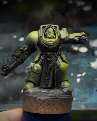 The mini’s bib, gun and chic accessories are blacked out while the armour was given an initial dark green base tone and progressively airbrushed with yellow highlights. Violet ink shades the deepest shadows.
